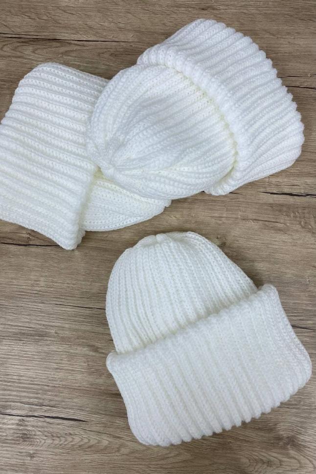Warm knitted hat "Dance" (white)