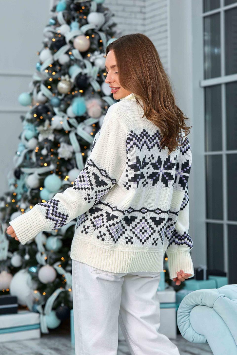 Теплый свитер с норвежским орнаментом «Берта» (молоко, графит, лиловый)