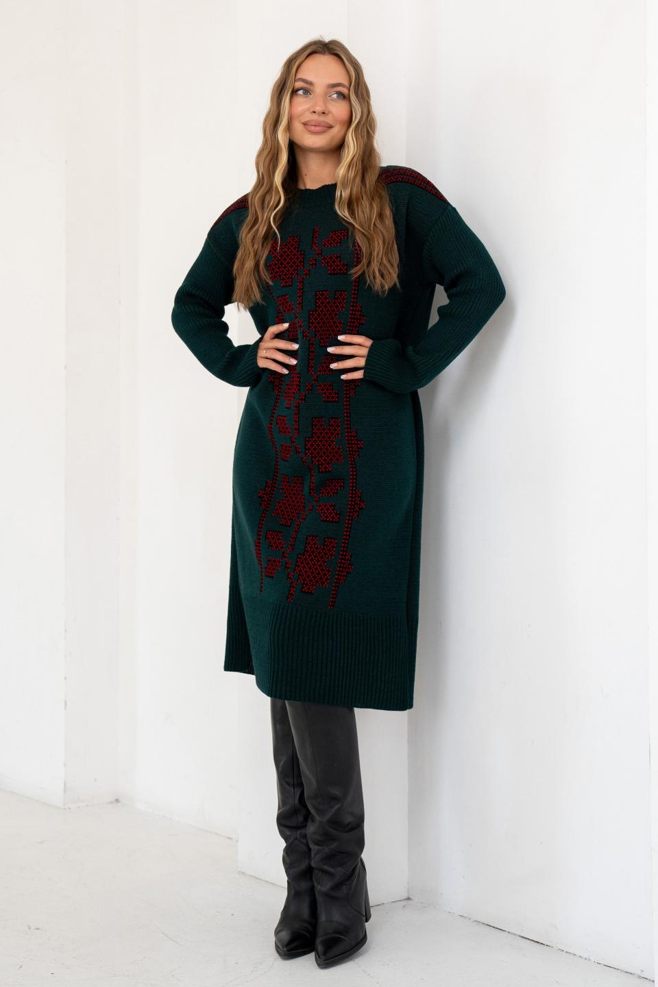 В'язана сукня вишиванка «Вербена» (смарагд, чорний, червоний)